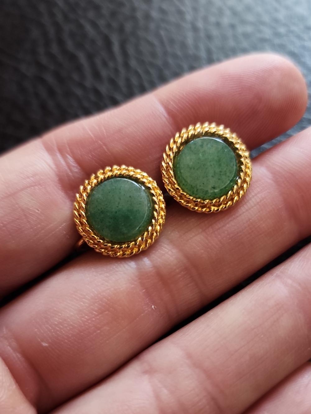 VTG Gold-Tone Green Stone Round Clip Earrings - Elegant Women's Jewelry